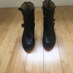 Frye Veronica Back Zip Short Boot size 6.5, black
